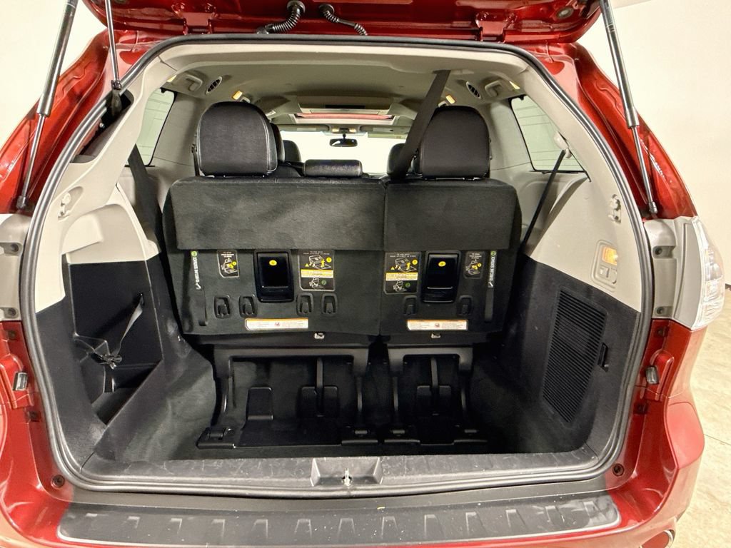 Certified 2017 Toyota Sienna SE Premium FWD image 29