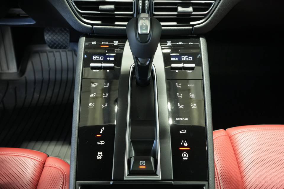 Certified 2026 Porsche Macan Turbo AWD/4WD image 23