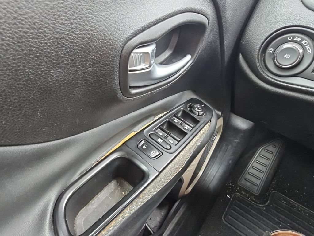 Used 2016 Jeep Renegade 75th Anniversary FWD image 31