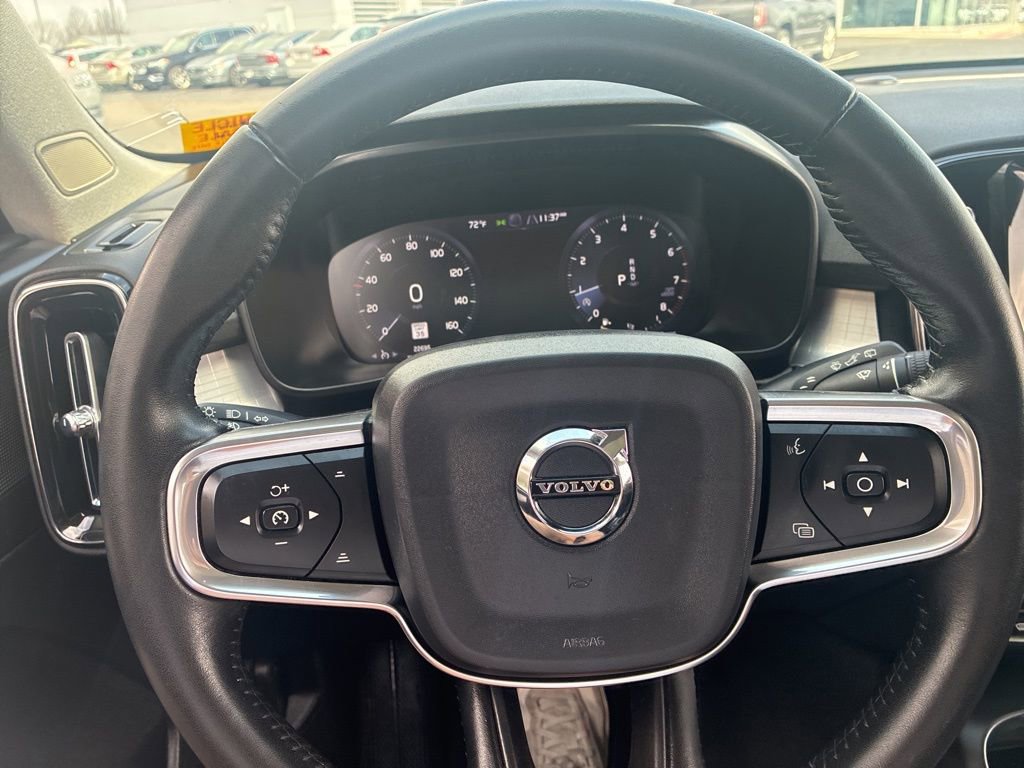 Used 2020 Volvo XC40 T5 Momentum image 11