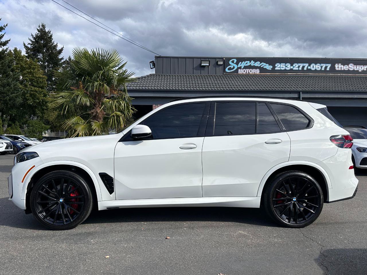 Used 2024 BMW X5 xDrive40i w/ M Sport Package AWD/4WD image 3