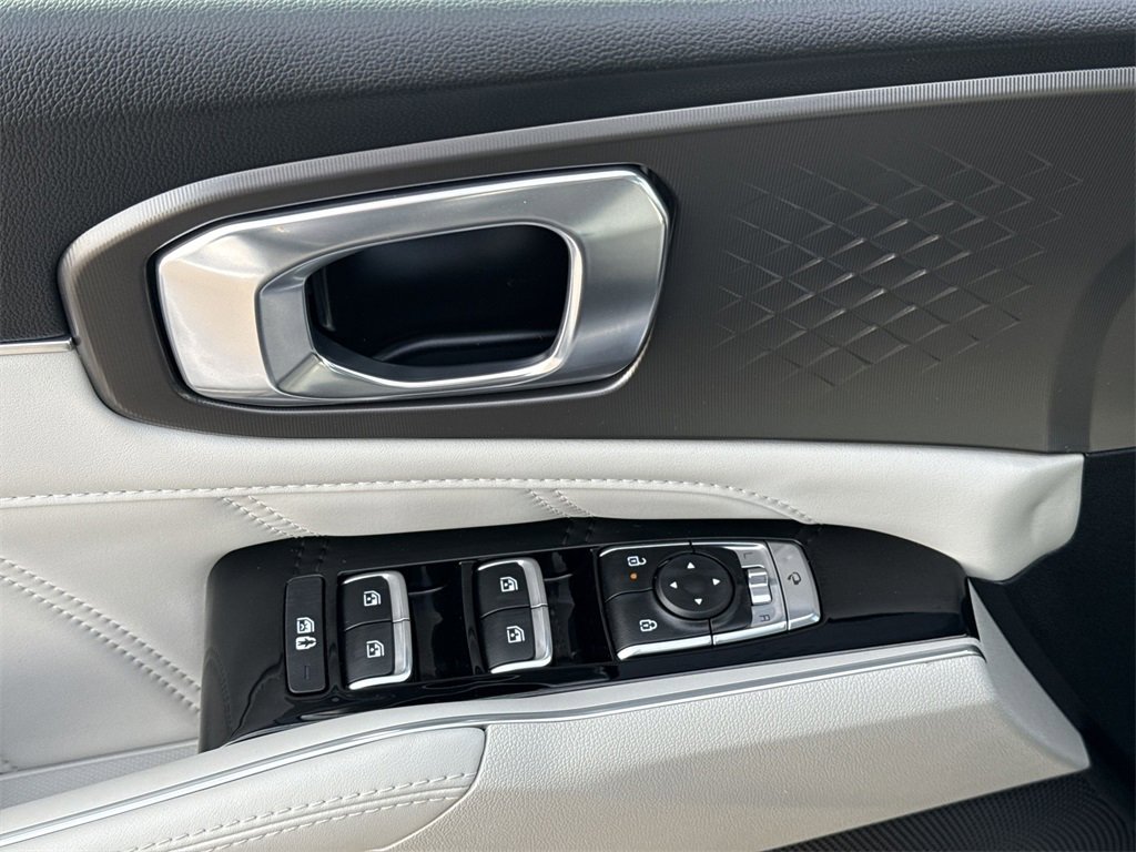 Used 2025 Kia Sorento SX image 15