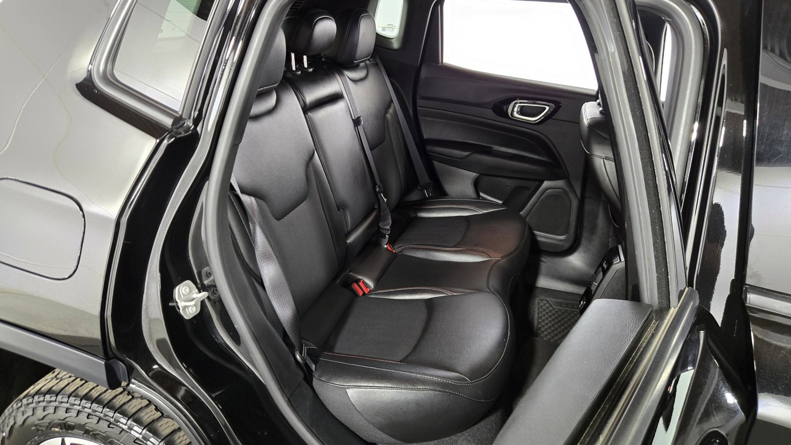 Used 2024 Jeep Compass Trailhawk image 32