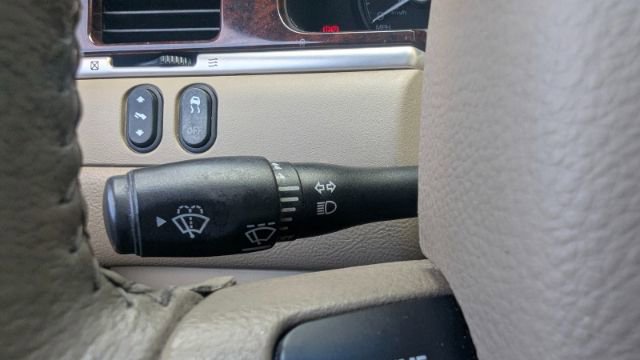 Used 2011 Lincoln Town Car Signature Limited image 25