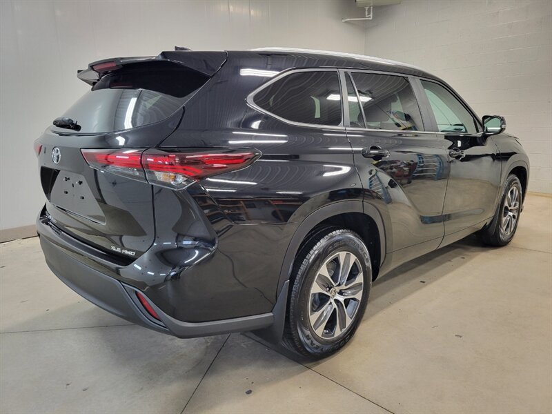 Used 2024 Toyota Highlander XLE AWD/4WD image 8