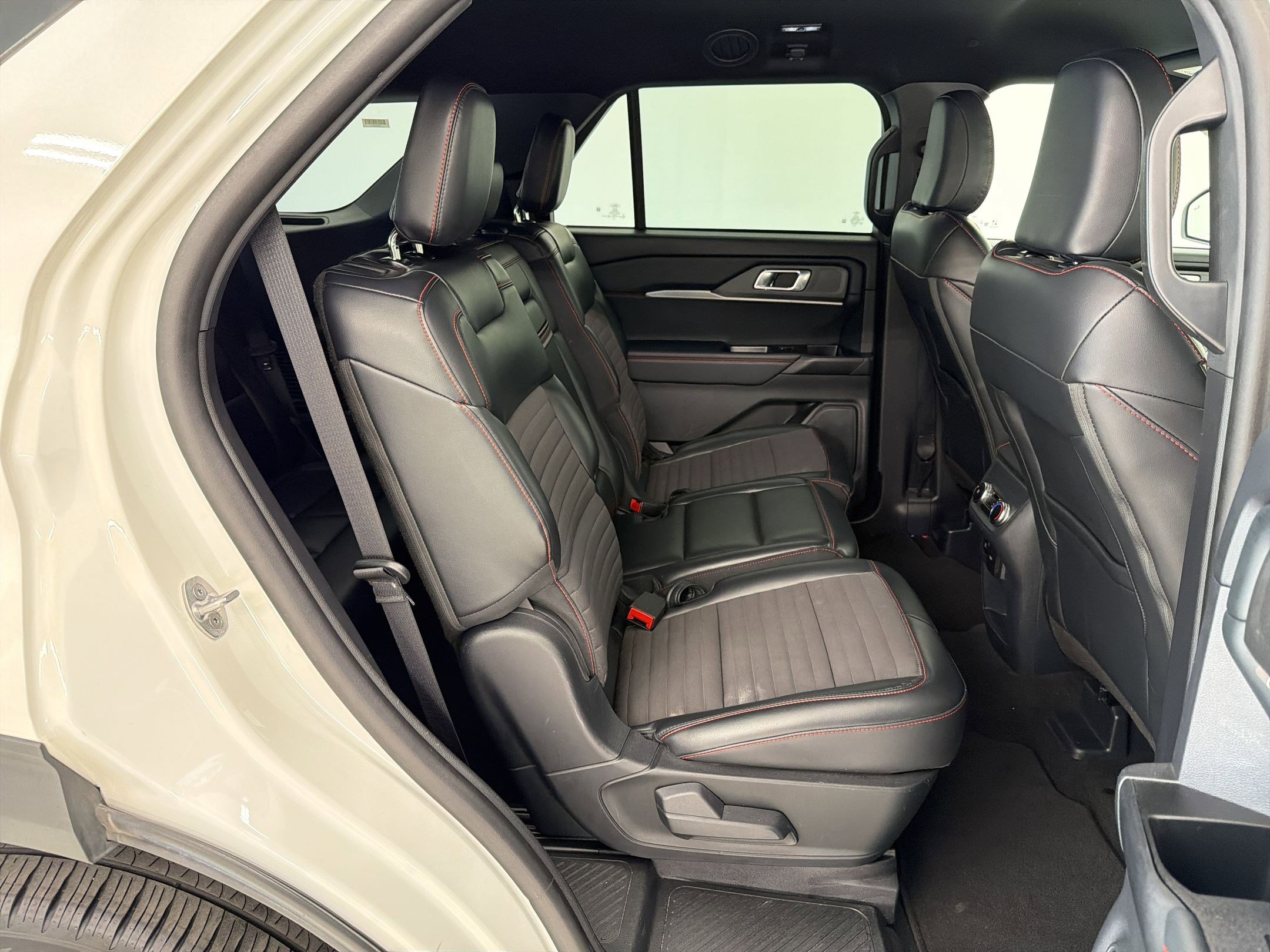 Certified 2025 Ford Explorer ST-Line w/ ST-Line Street Pack AWD/4WD image 28