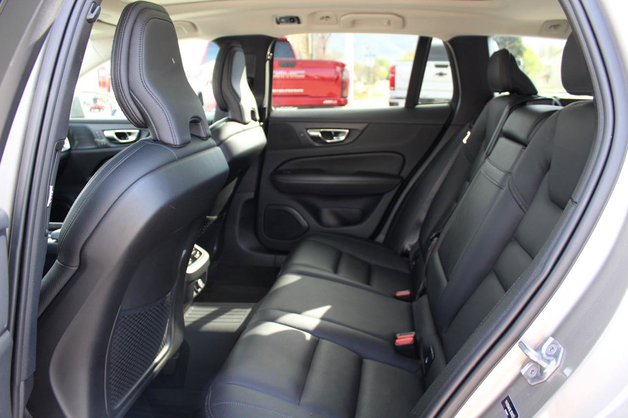 Used 2020 Volvo V60 T5 Cross Country image 21