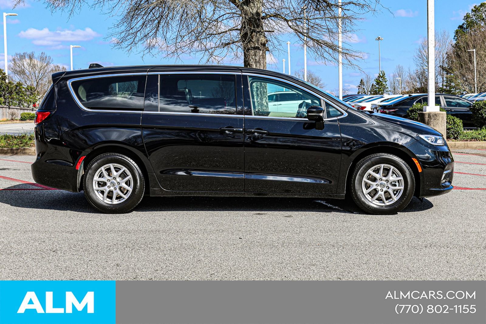 Used 2024 Chrysler Pacifica Touring-L FWD image 11