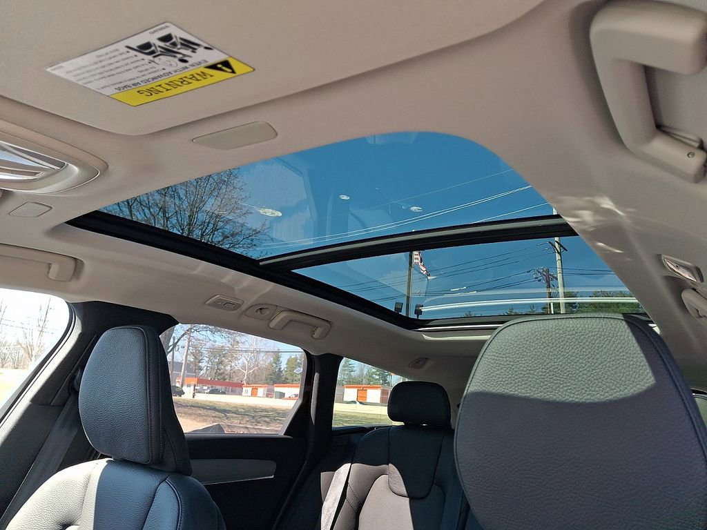 Used 2025 Volvo V90 B6 Cross Country Plus w/ Protection Package Premier image 15