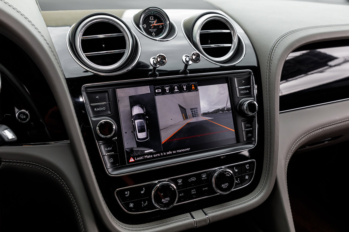 Used 2018 Bentley Bentayga Onyx Edition image 13