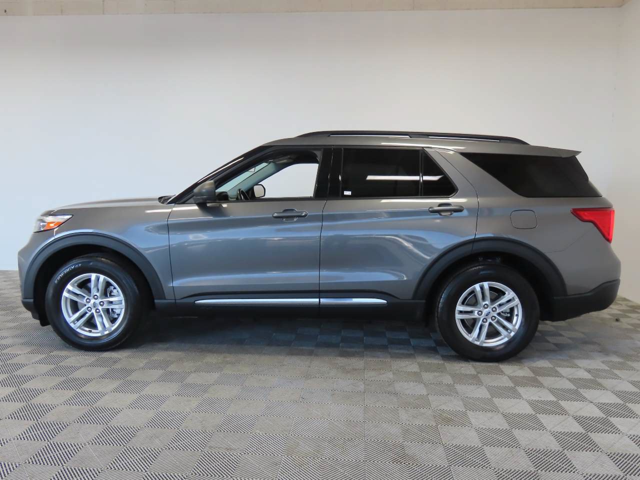 Used 2023 Ford Explorer XLT w/ Equipment Group 202A RWD image 5