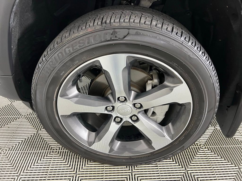 Used 2023 Jeep Grand Cherokee Limited w/ Luxury Tech Group II image 12