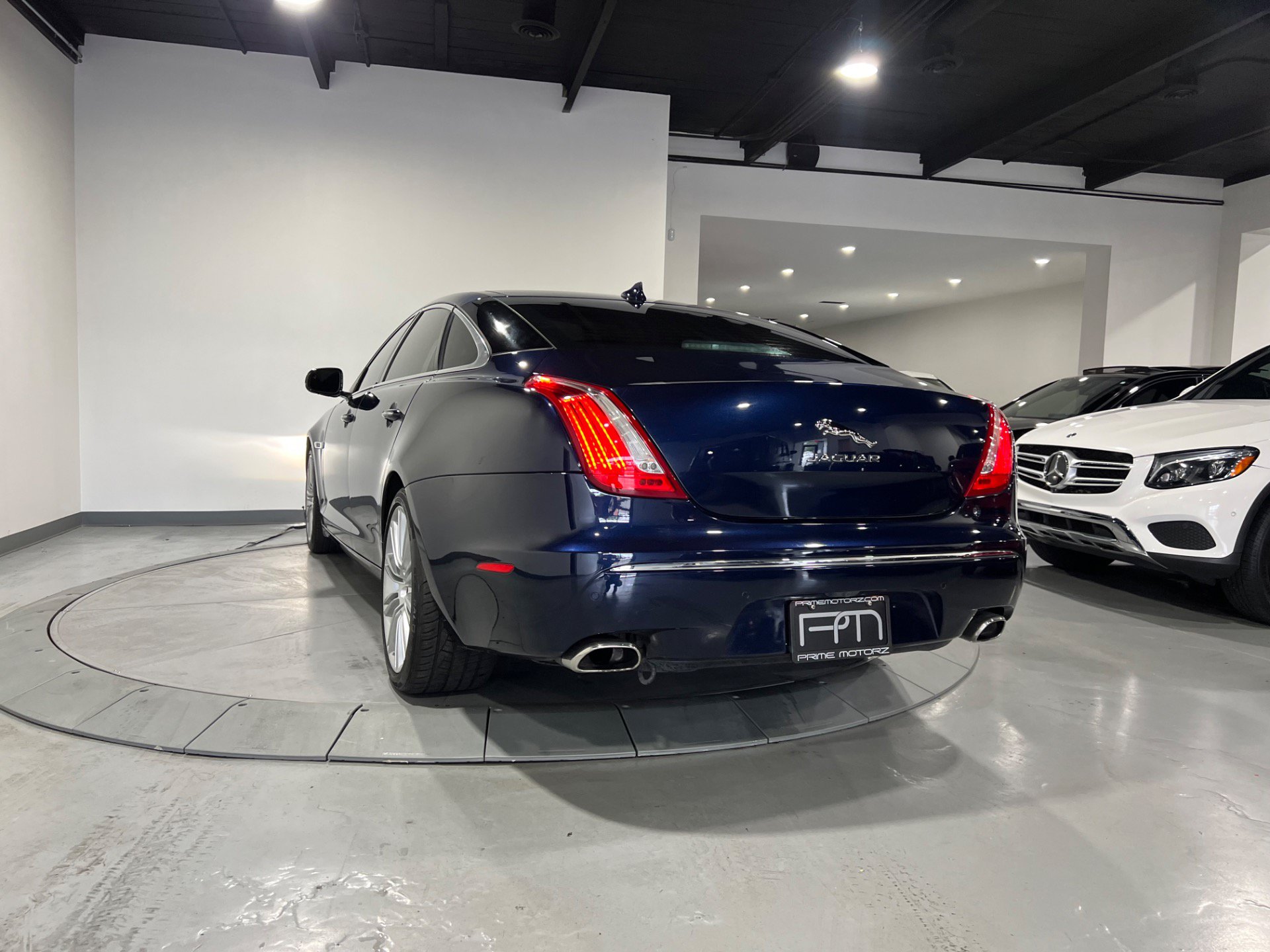 Used 2015 Jaguar XJ L Portfolio RWD image 4
