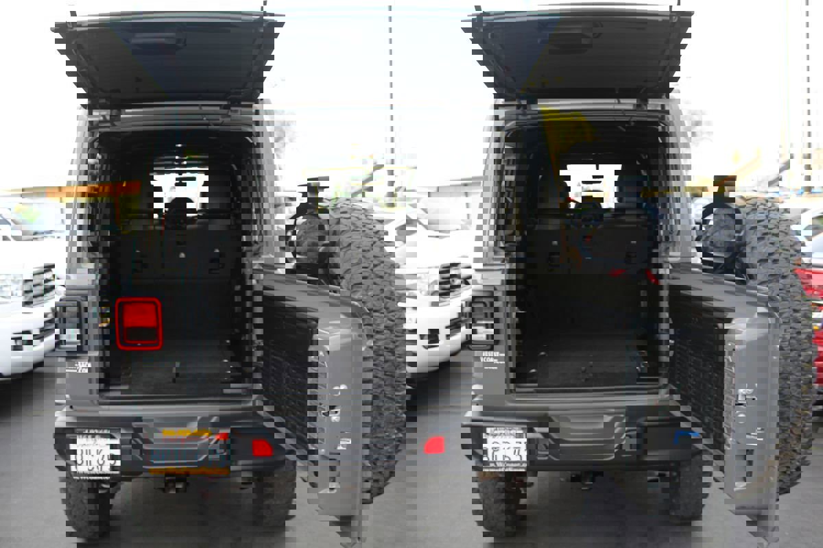 Used 2020 Jeep Wrangler Unlimited Sahara image 30