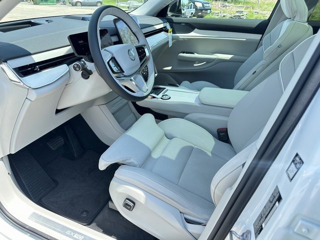 New 2025 Volvo EX90 Plus image 19