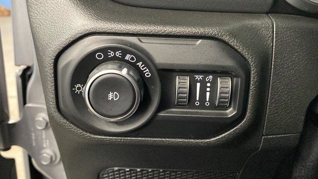 Used 2020 Jeep Wrangler Unlimited Sahara AWD/4WD image 28