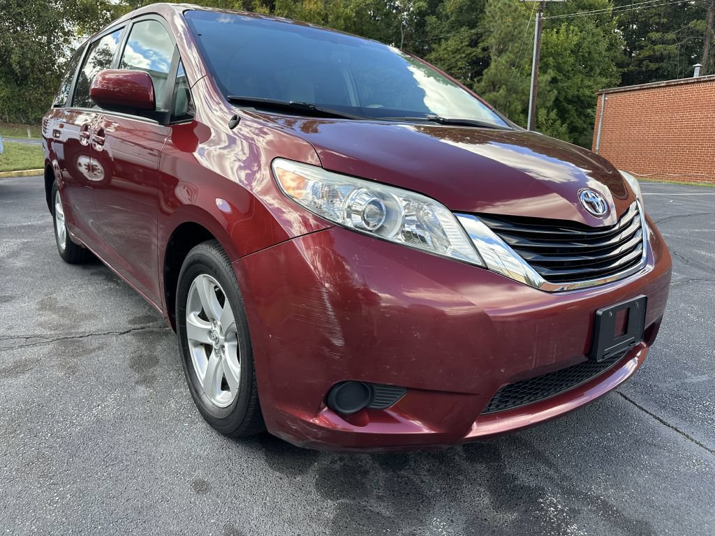 Used 2014 Toyota Sienna LE FWD image 2