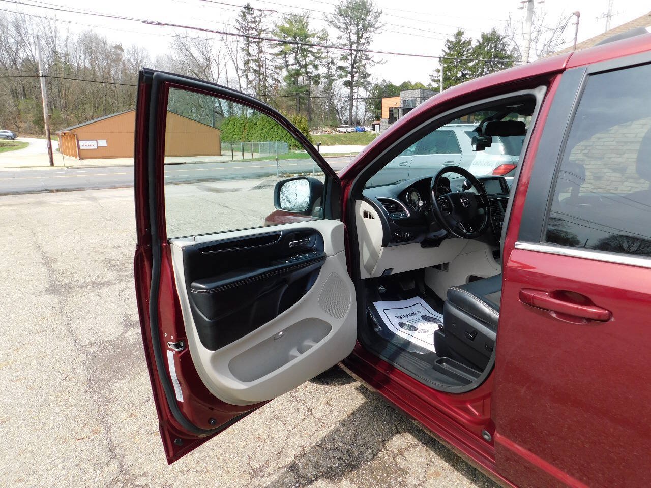 Used 2020 Dodge Grand Caravan SXT FWD image 17