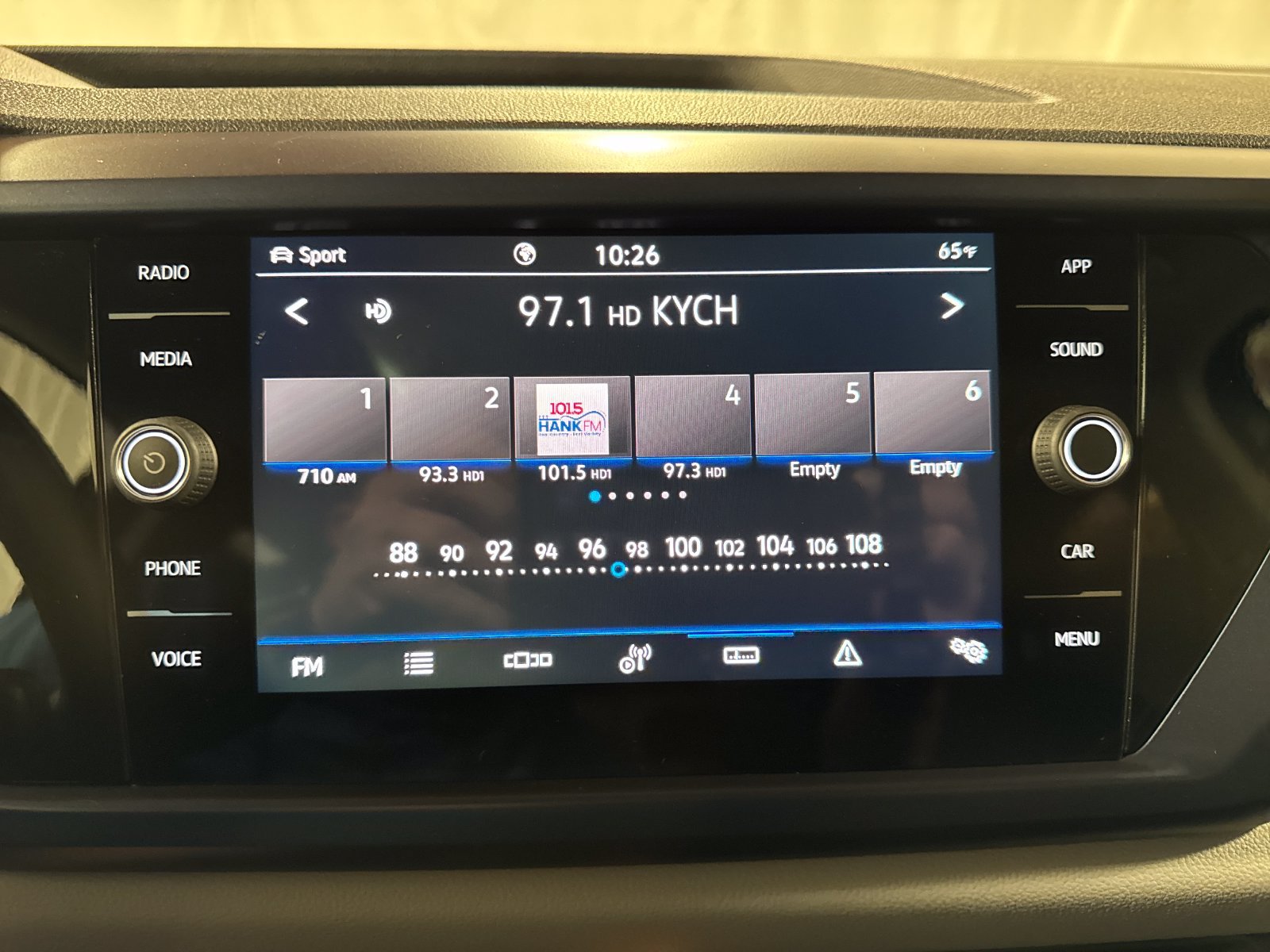 Used 2023 Volkswagen Taos SE w/ Panoramic Sunroof Package AWD/4WD image 17