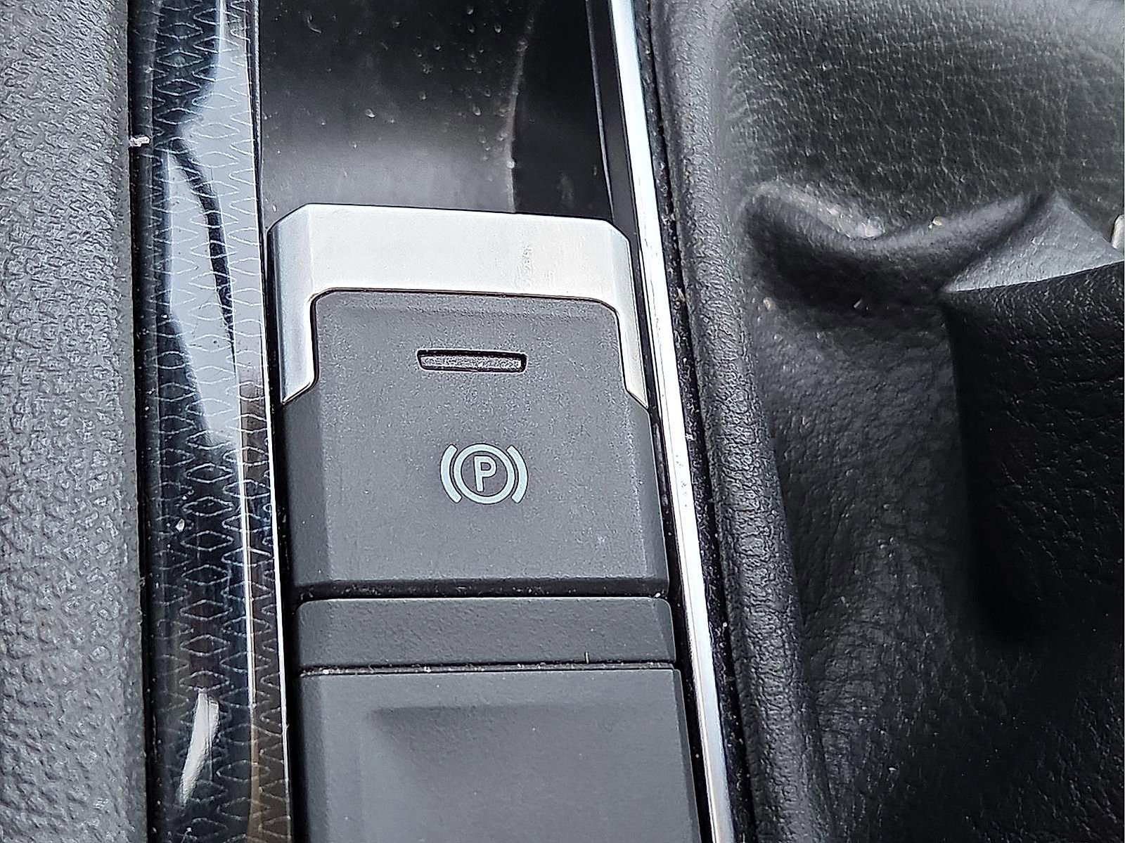 Used 2025 Volkswagen Taos SE image 17