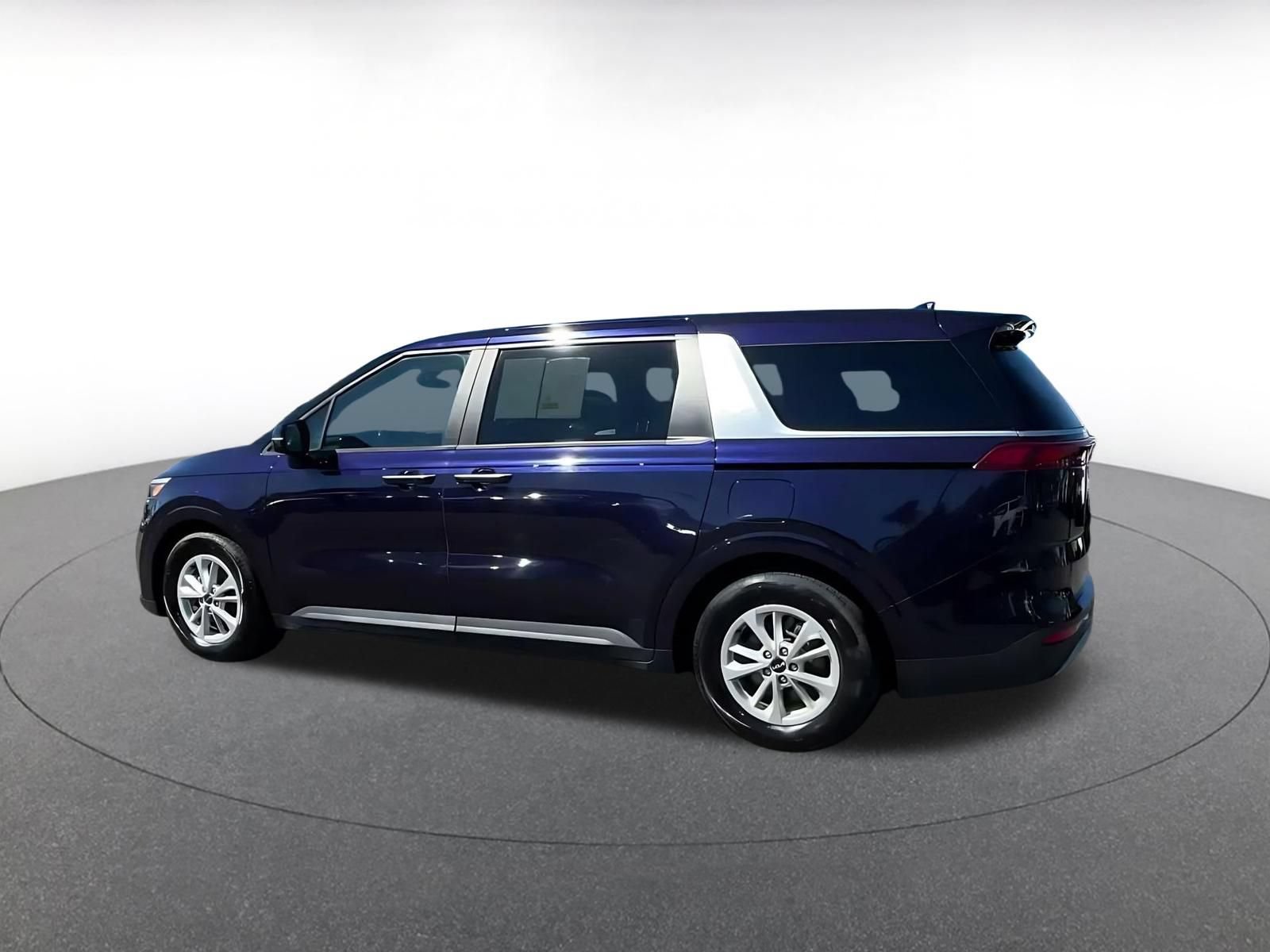Used 2023 Kia Carnival LX FWD image 9