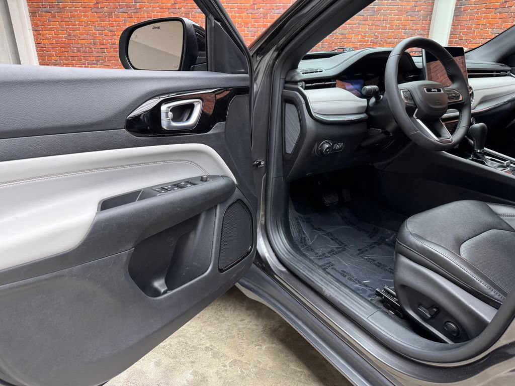 Used 2023 Jeep Compass Limited AWD/4WD image 9