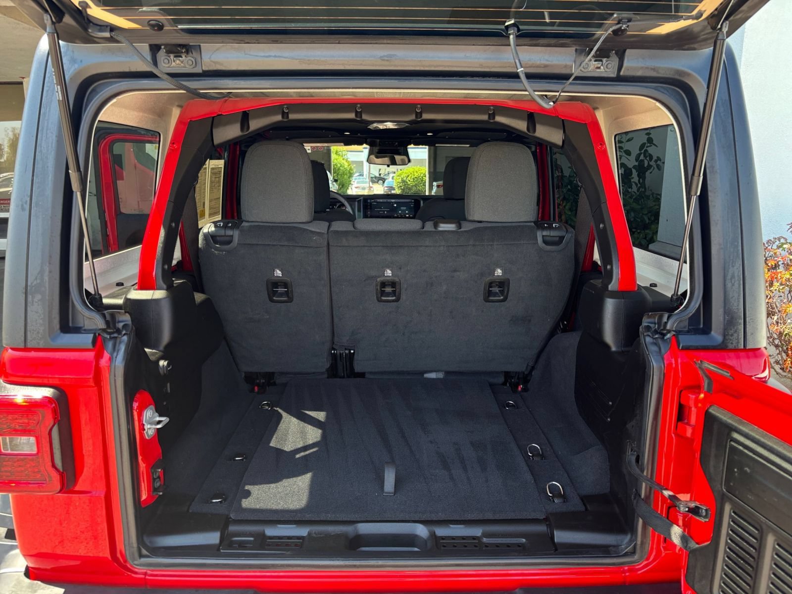 Used 2025 Jeep Wrangler Unlimited Rubicon AWD/4WD image 30