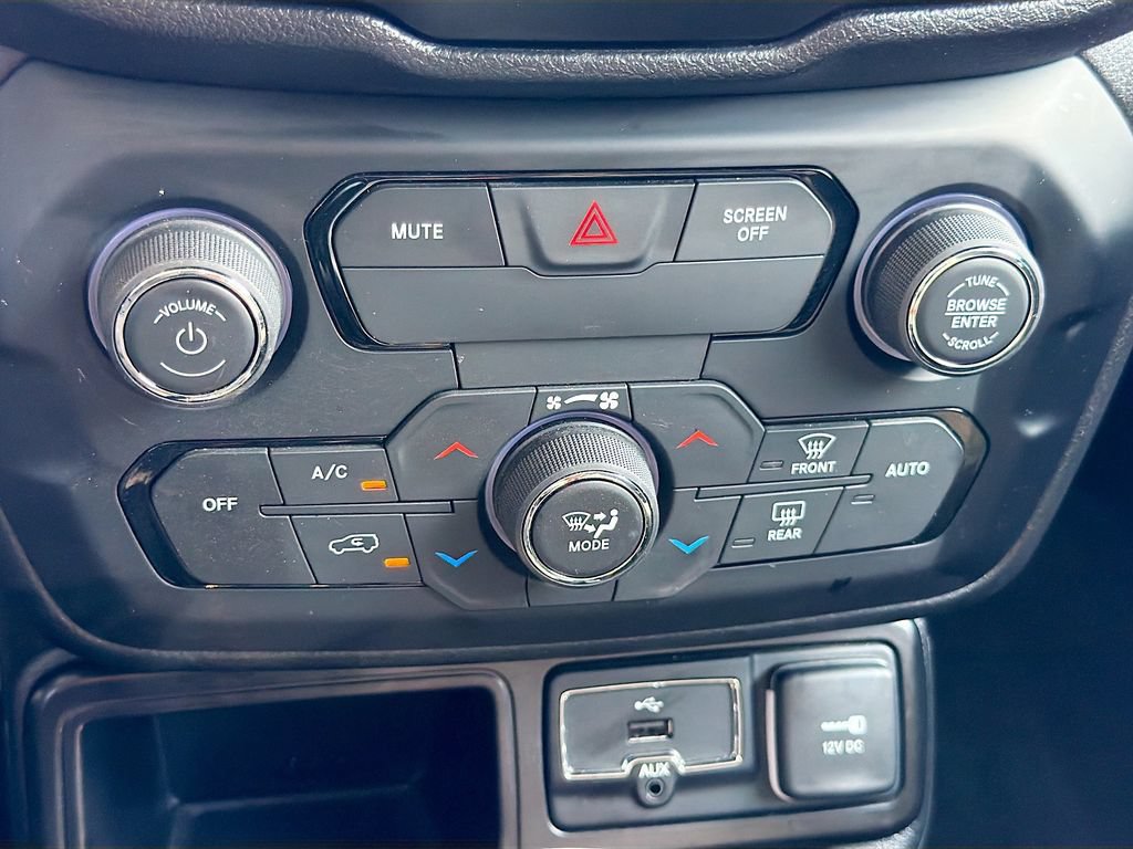 Used 2019 Jeep Renegade Latitude FWD image 32