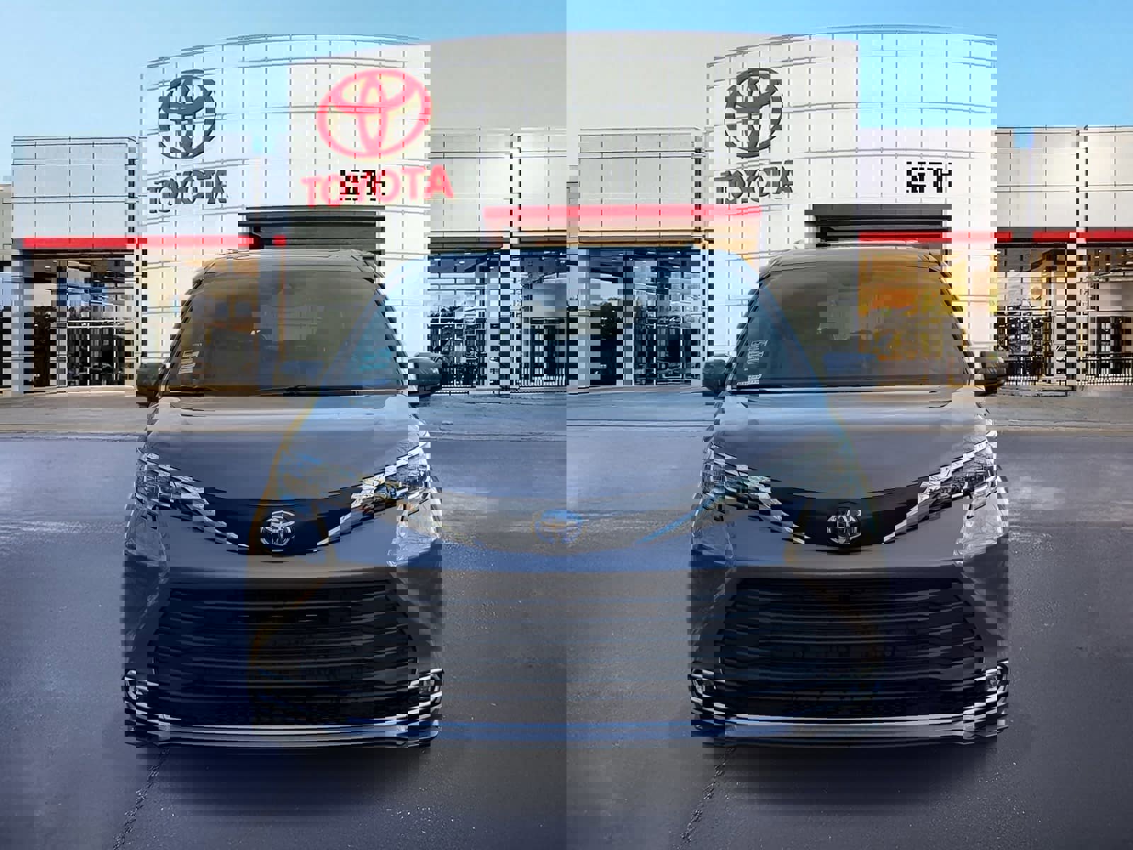 Used 2021 Toyota Sienna XLE image 2