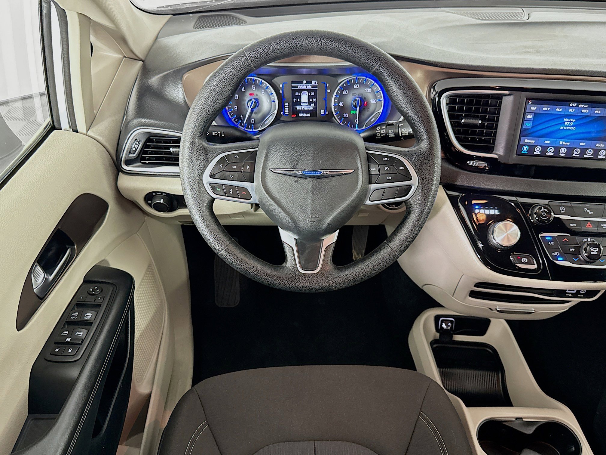 Used 2020 Chrysler Voyager L image 16