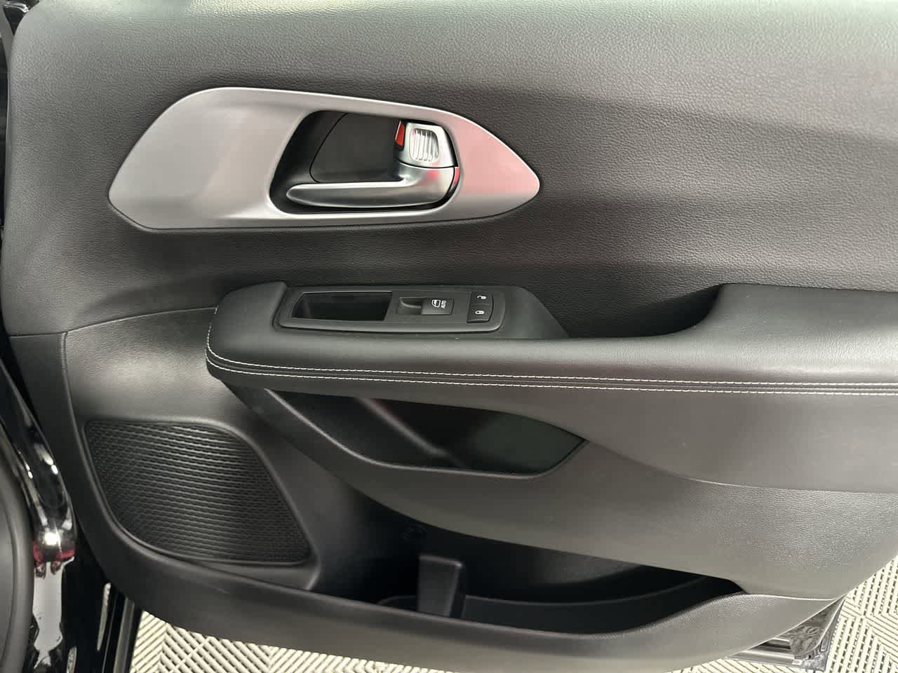 Used 2025 Chrysler Pacifica Limited FWD image 29