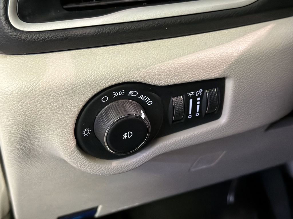 Used 2024 Chrysler Pacifica Touring-L image 17