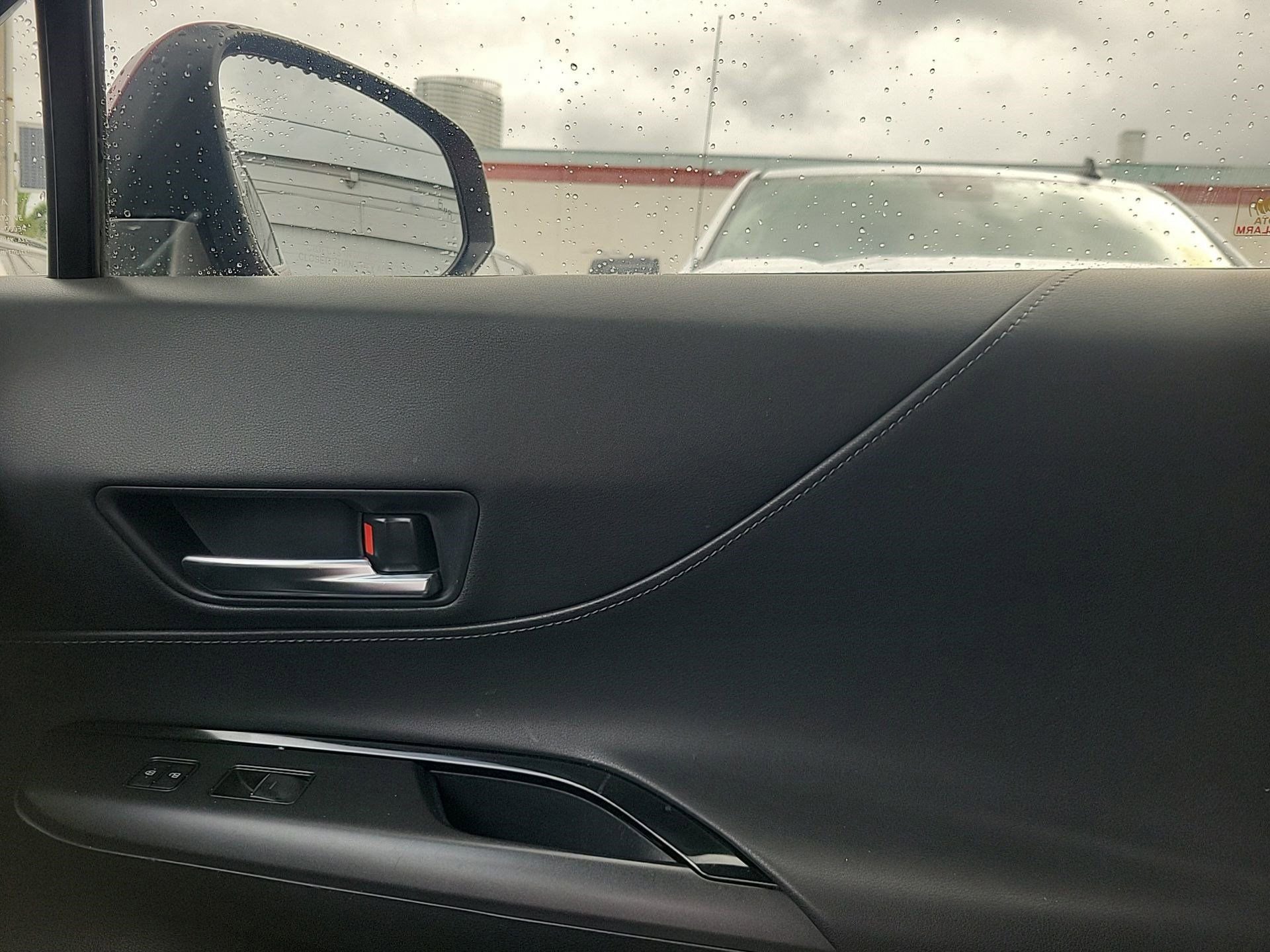 Used 2021 Toyota Venza LE image 32