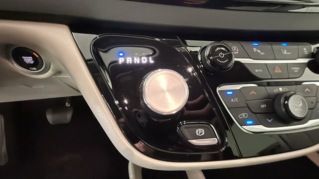 Used 2024 Chrysler Pacifica Touring-L FWD image 21