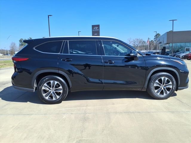 Used 2022 Toyota Highlander XLE image 2