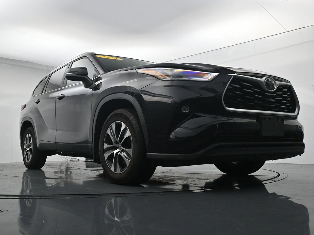 Used 2023 Toyota Highlander XLE AWD/4WD image 32
