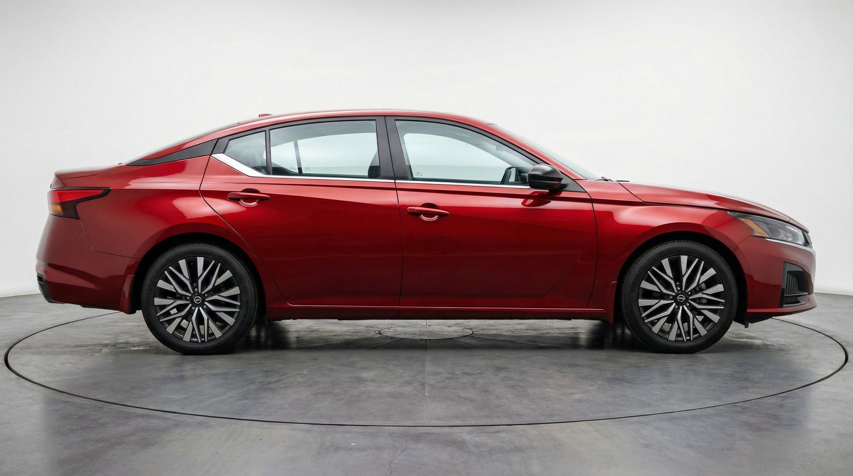Used 2025 Nissan Altima 2.5 SV FWD image 11