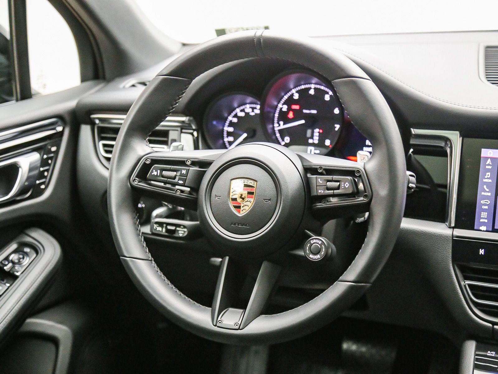 Certified 2026 Porsche Macan AWD/4WD image 19