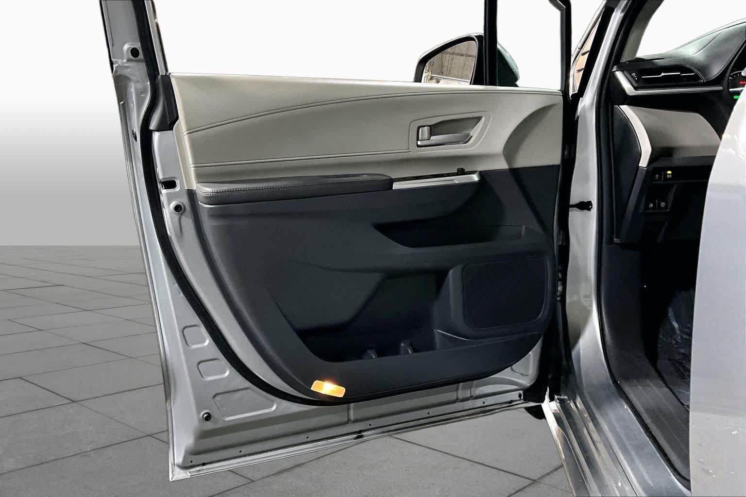 Used 2024 Toyota Sienna XLE FWD image 22