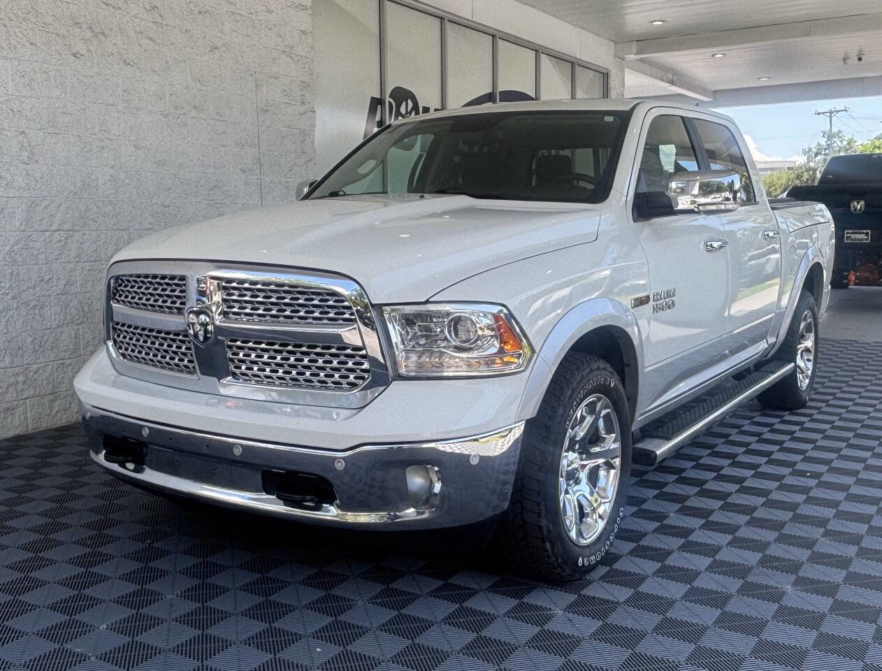 Used 2016 RAM 1500 Laramie w/ Convenience Group AWD/4WD image 4