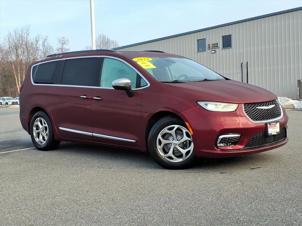 Used 2023 Chrysler Pacifica Limited image 2