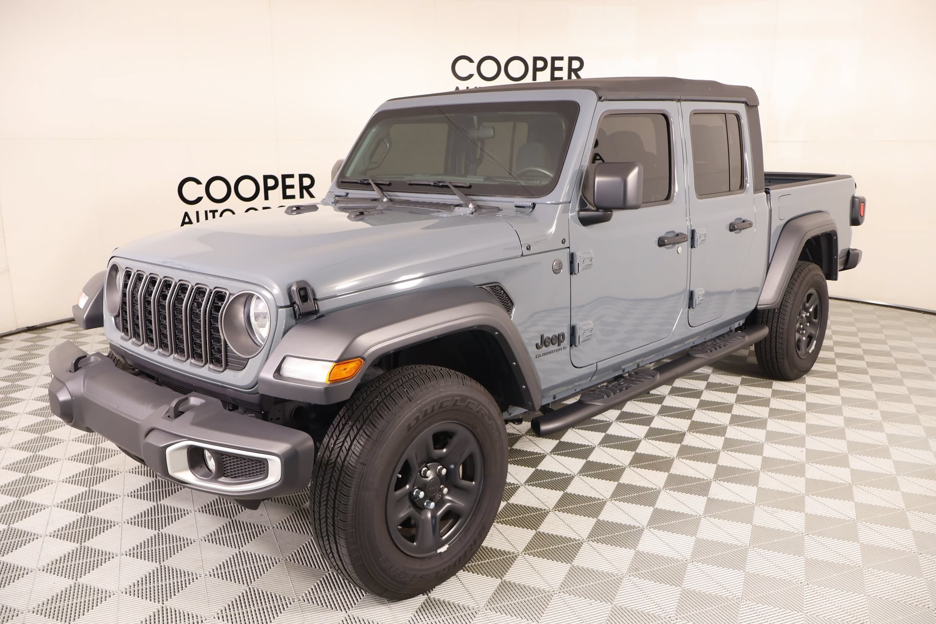 Used 2025 Jeep Gladiator Sport AWD/4WD image 9