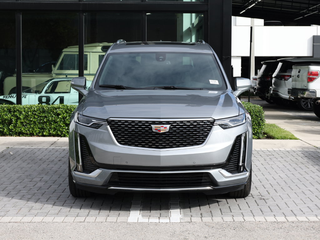 Used 2025 Cadillac XT6 Luxury FWD image 3