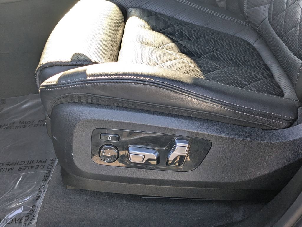 Used 2023 BMW X7 xDrive40i w/ M Sport Package image 7