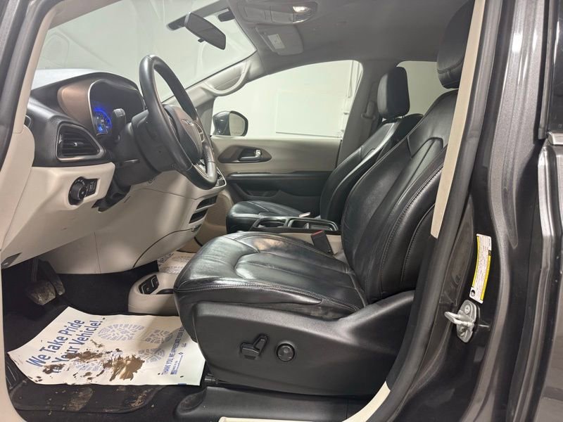Used 2018 Chrysler Pacifica Touring-L image 18