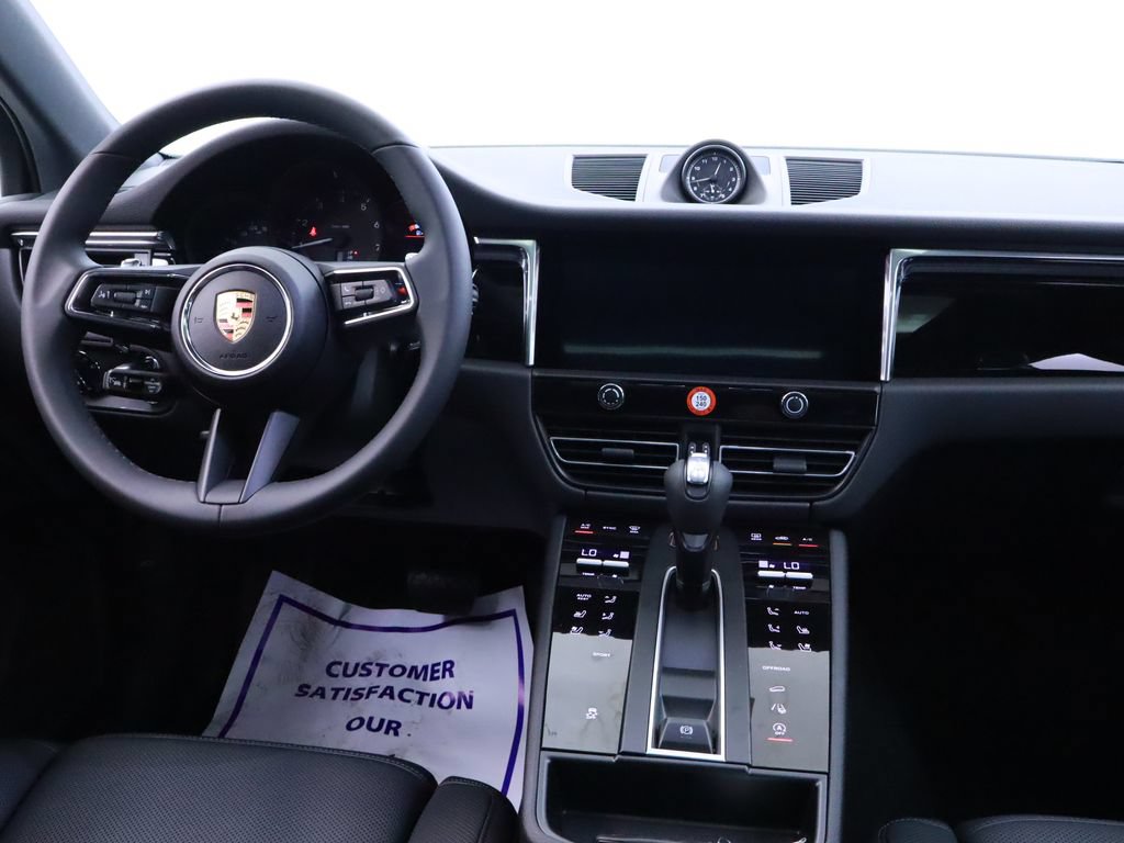 Certified 2025 Porsche Macan AWD/4WD image 17