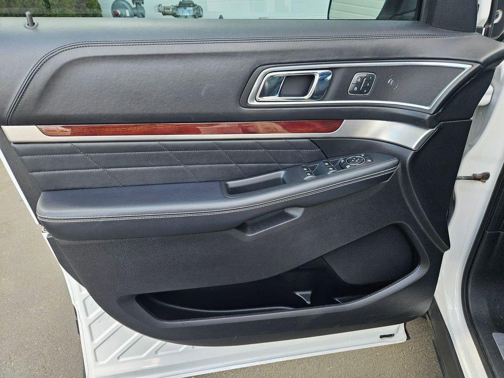 Used 2017 Ford Explorer Platinum image 10