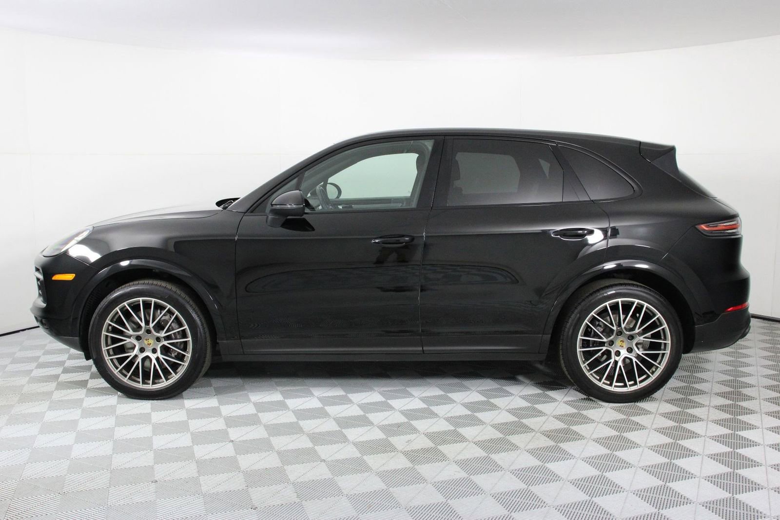 Certified 2023 Porsche Cayenne Platinum Edition image 2