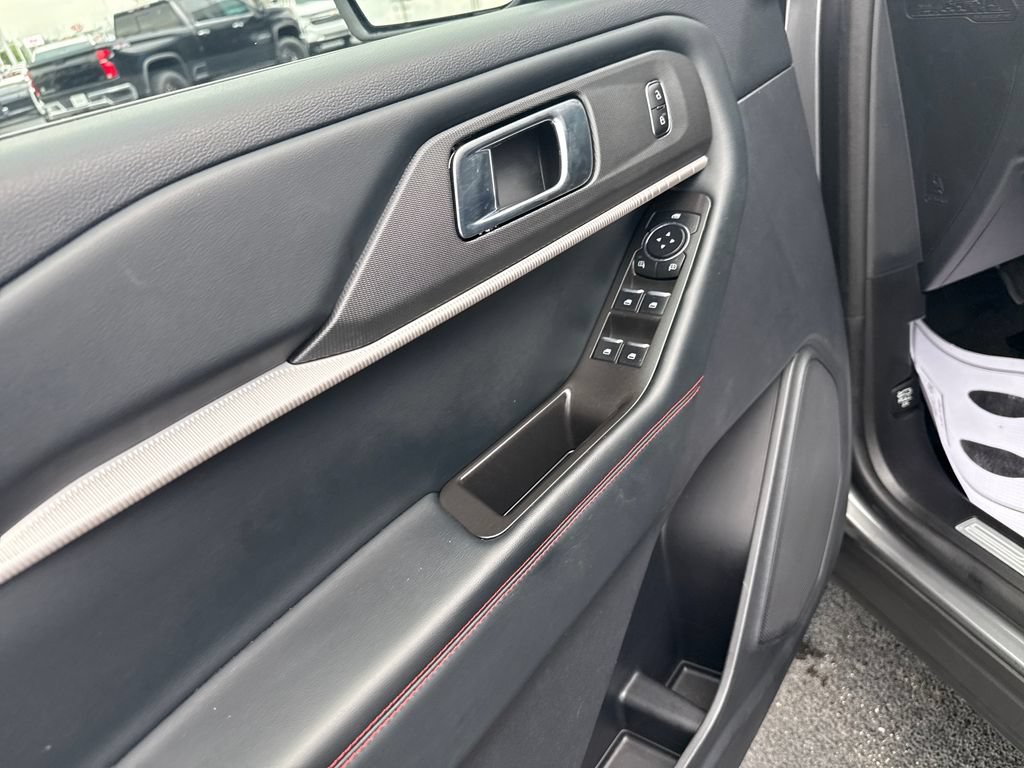 Used 2025 Ford Explorer ST-Line w/ ST-Line Street Pack AWD/4WD image 14