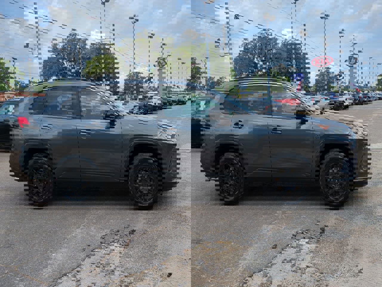 Used 2020 Toyota RAV4 LE FWD image 4